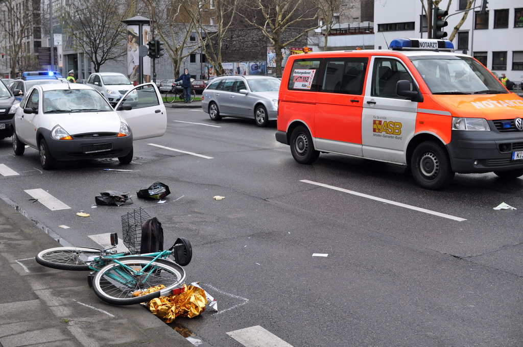 VU PKW gegen Rad Koeln Turinerstr P01.JPG